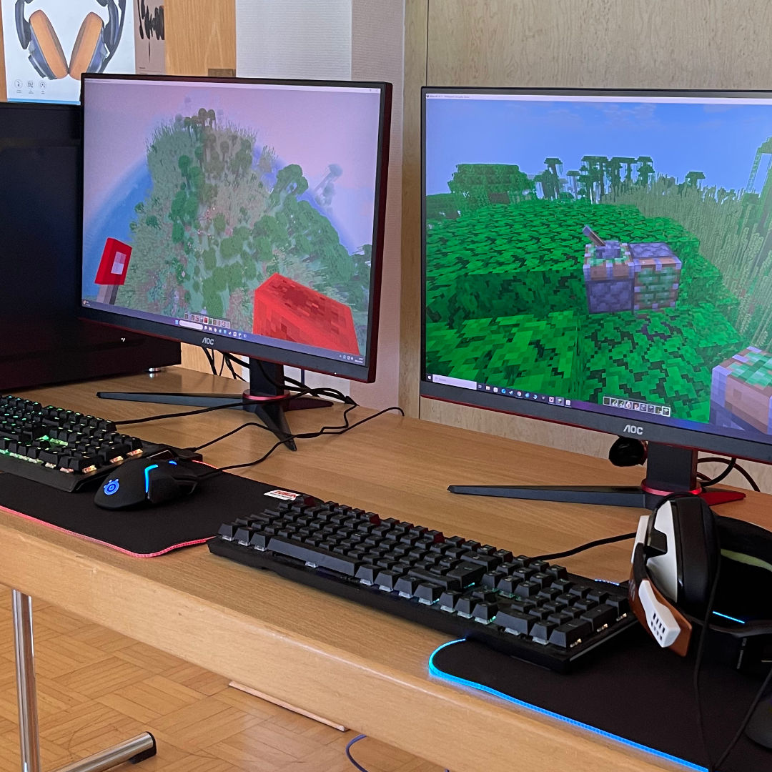 Zwei Bildschirme mit einem lokalen Minecraft Server